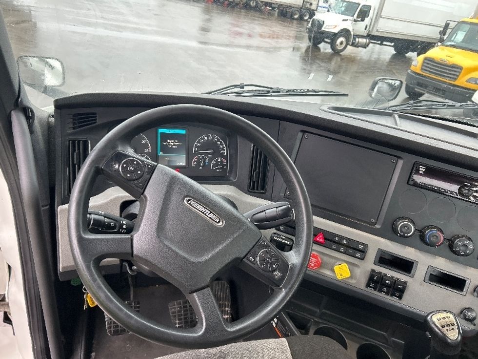 Day Cab Tractor-Heavy Duty Tractors-Freightliner-2020-T12664ST-East Chicago-IN-323,955\n\t\tmiles-$ 47,250 - Image 10