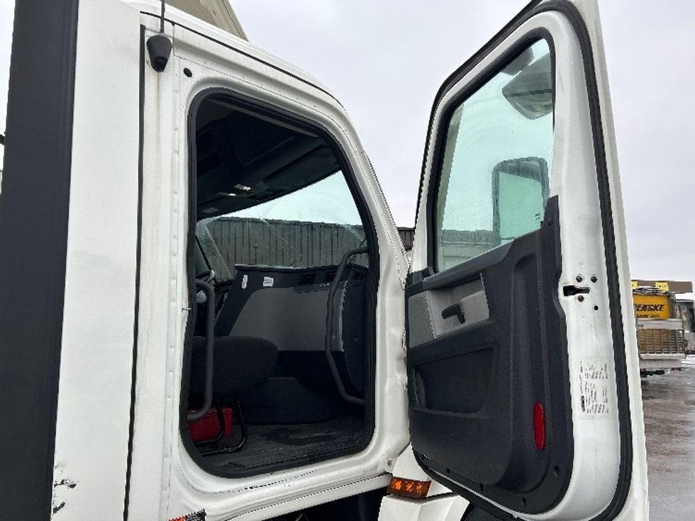 Day Cab Tractor-Heavy Duty Tractors-Freightliner-2020-T12664ST-East Chicago-IN-323,955\n\t\tmiles-$ 47,250 - Image 11