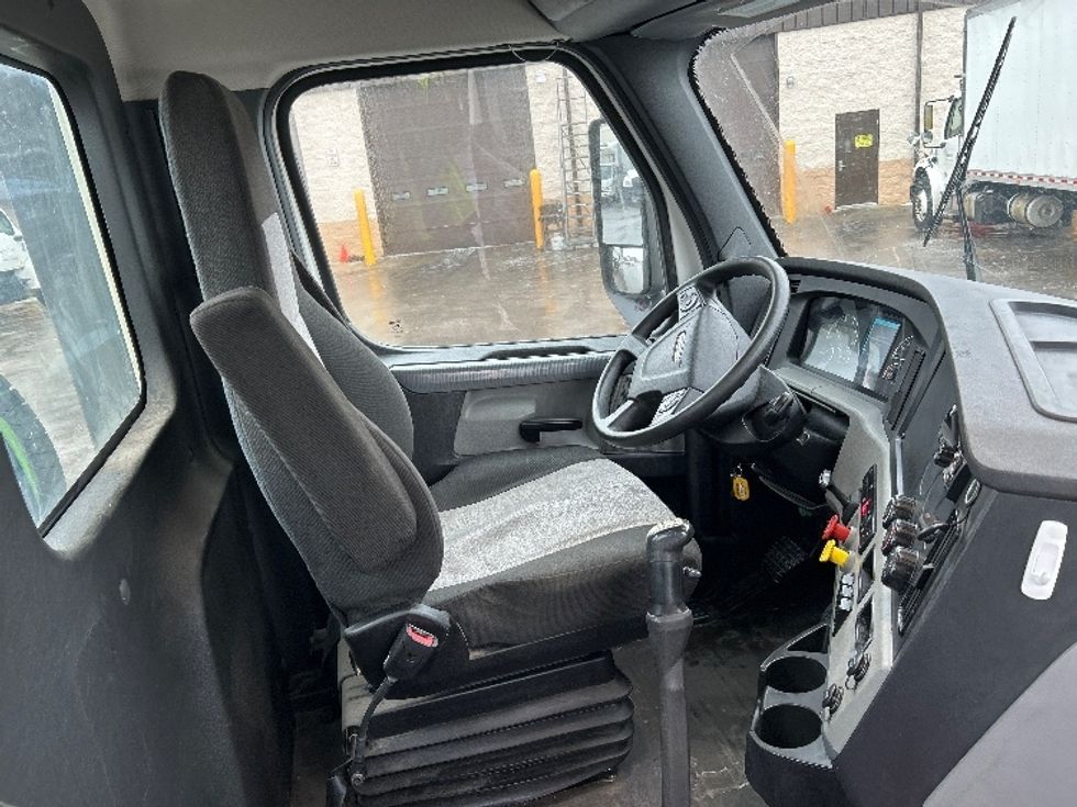 Day Cab Tractor-Heavy Duty Tractors-Freightliner-2020-T12664ST-East Chicago-IN-323,955\n\t\tmiles-$ 47,250 - Image 13