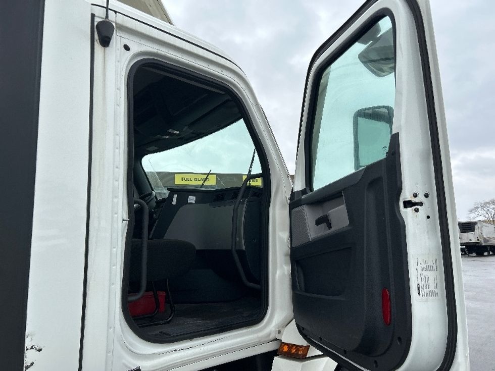 Day Cab Tractor-Heavy Duty Tractors-Freightliner-2020-T12664ST-East Chicago-IN-340,172\n\t\tmiles-$ 46,500 - Image 12