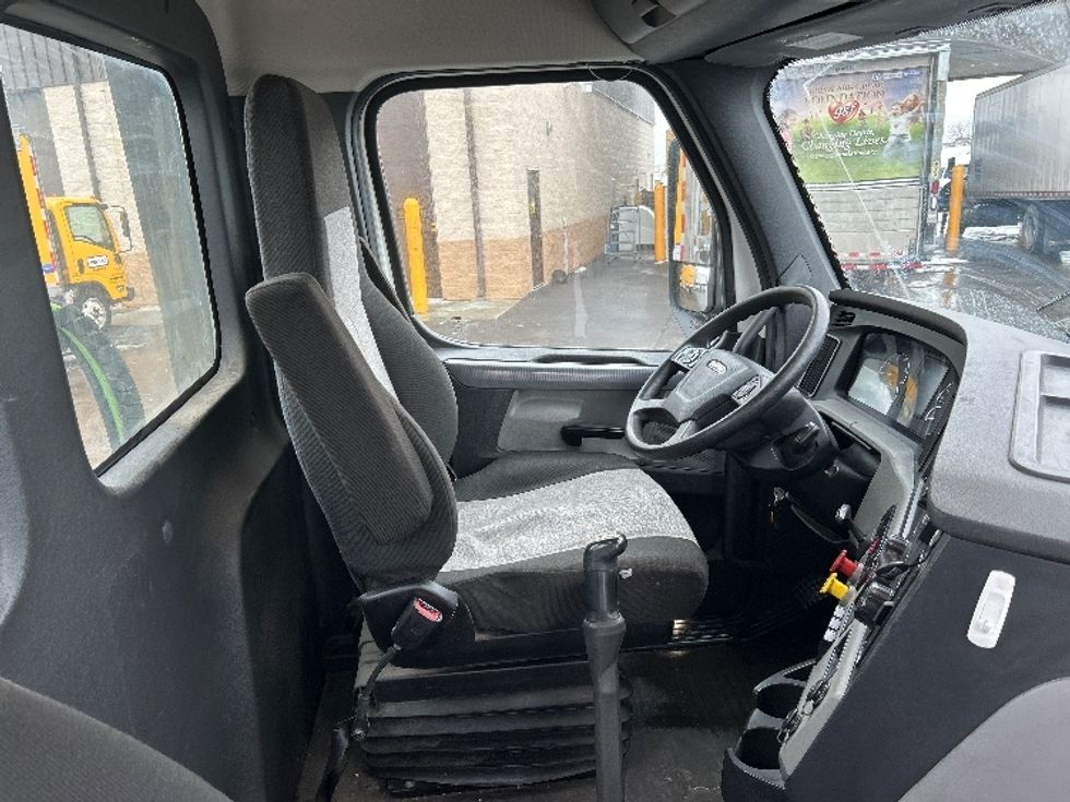 Day Cab Tractor-Heavy Duty Tractors-Freightliner-2020-T12664ST-East Chicago-IN-340,172\n\t\tmiles-$ 46,500 - Image 14