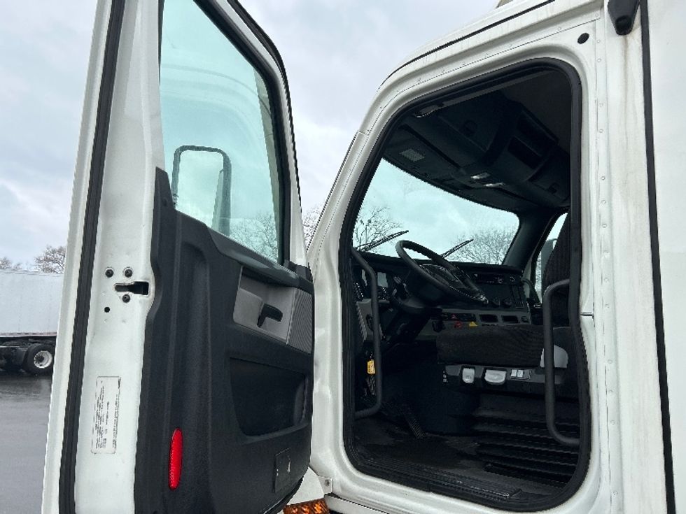 Day Cab Tractor-Heavy Duty Tractors-Freightliner-2020-T12664ST-East Chicago-IN-340,172\n\t\tmiles-$ 46,500 - Image 9