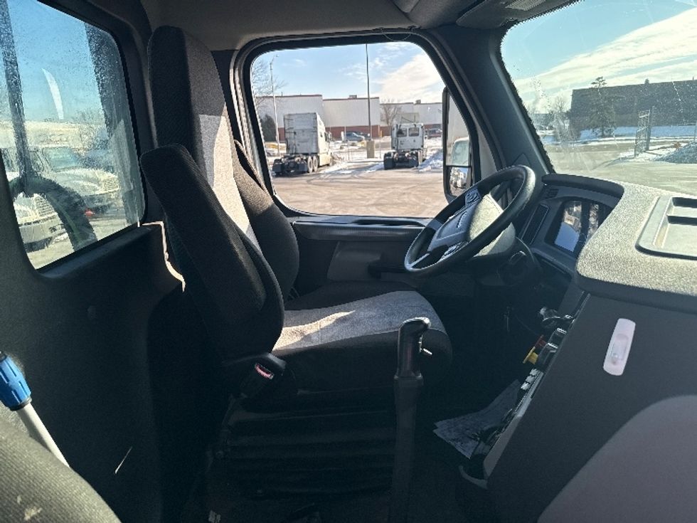 Day Cab Tractor-Heavy Duty Tractors-Freightliner-2020-T12664ST-East Chicago-IN-349,953\n\t\tmiles-$ 46,000 - Image 13