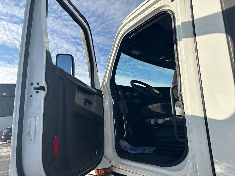 Day Cab Tractor-Heavy Duty Tractors-Freightliner-2020-T12664ST-East Chicago-IN-349,953\n\t\tmiles-$ 46,000 - Image 8