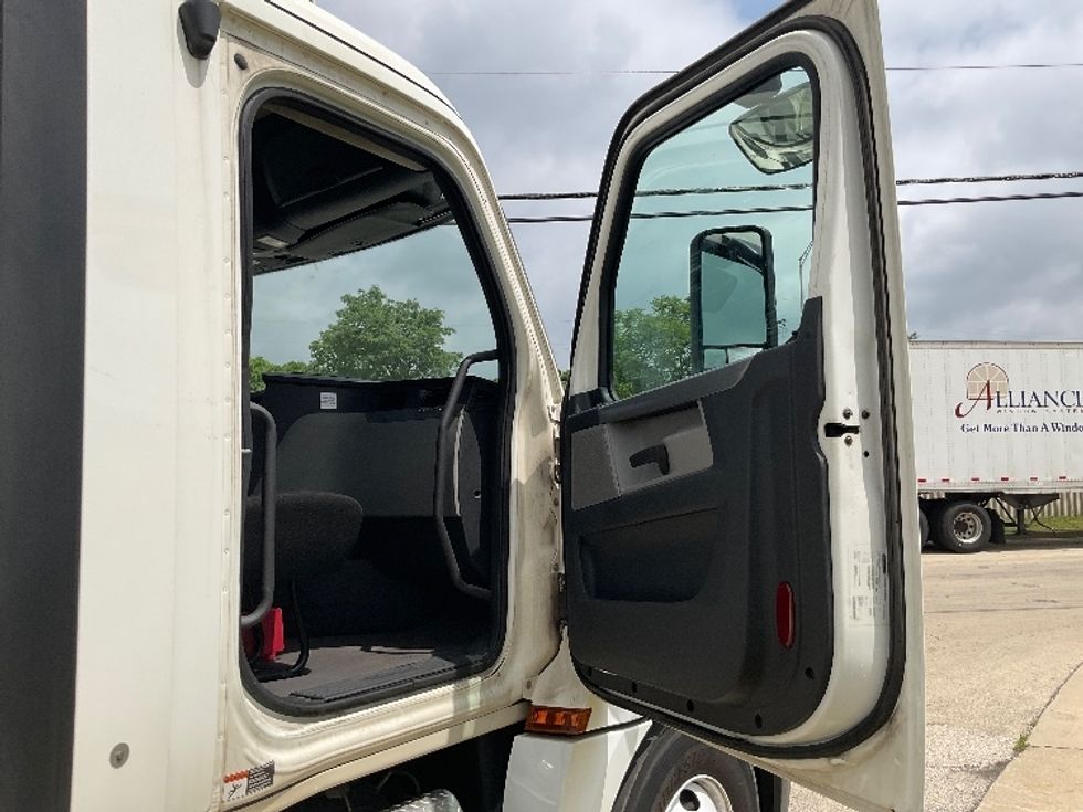 Day Cab Tractor-Heavy Duty Tractors-Freightliner-2020-T12664ST-East Chicago-IN-355,779\n\t\tmiles-$ 54,500 - Image 12