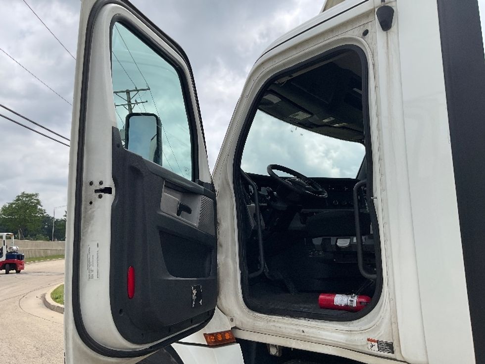 Day Cab Tractor-Heavy Duty Tractors-Freightliner-2020-T12664ST-East Chicago-IN-355,779\n\t\tmiles-$ 54,500 - Image 9