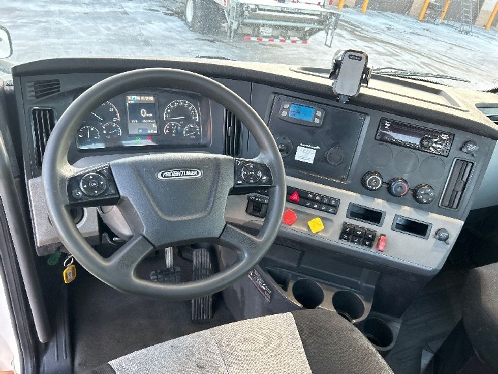 Day Cab Tractor-Heavy Duty Tractors-Freightliner-2020-T12664ST-East Chicago-IN-356,374\n\t\tmiles-$ 51,000 - Image 11