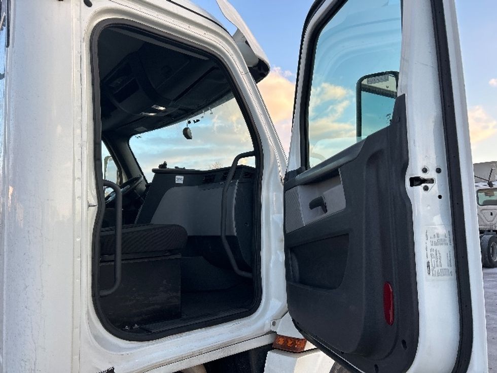 Day Cab Tractor-Heavy Duty Tractors-Freightliner-2020-T12664ST-East Chicago-IN-356,374\n\t\tmiles-$ 51,000 - Image 12