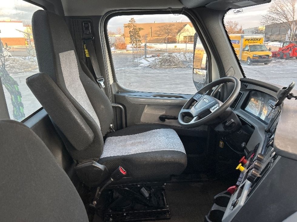 Day Cab Tractor-Heavy Duty Tractors-Freightliner-2020-T12664ST-East Chicago-IN-356,374\n\t\tmiles-$ 51,000 - Image 14