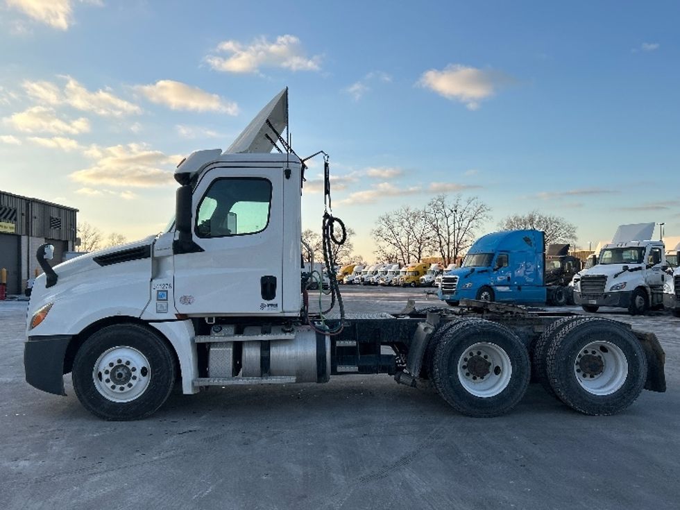 Day Cab Tractor-Heavy Duty Tractors-Freightliner-2020-T12664ST-East Chicago-IN-356,374\n\t\tmiles-$ 51,000 - Image 4
