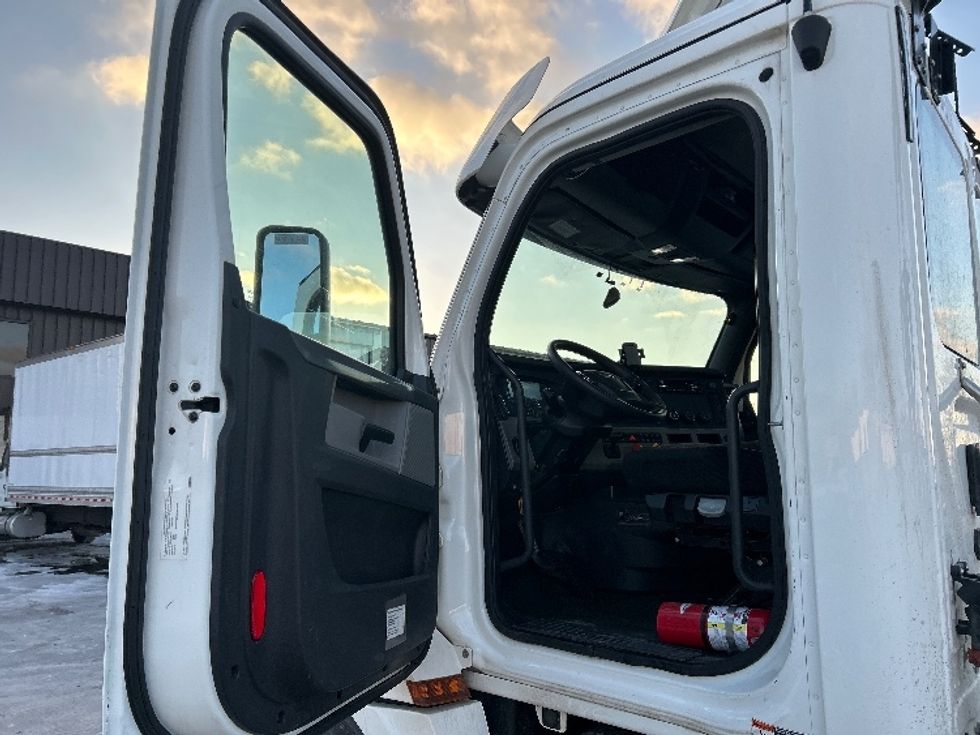 Day Cab Tractor-Heavy Duty Tractors-Freightliner-2020-T12664ST-East Chicago-IN-356,374\n\t\tmiles-$ 51,000 - Image 9
