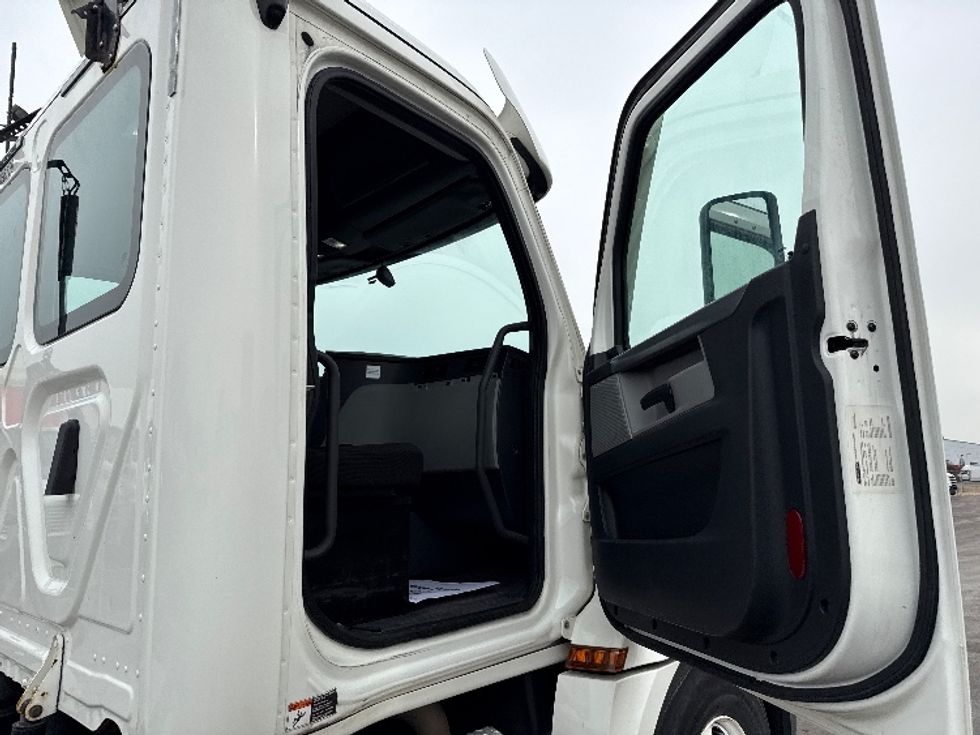 Day Cab Tractor-Heavy Duty Tractors-Freightliner-2020-T12664ST-East Chicago-IN-357,556\n\t\tmiles-$ 51,000 - Image 12