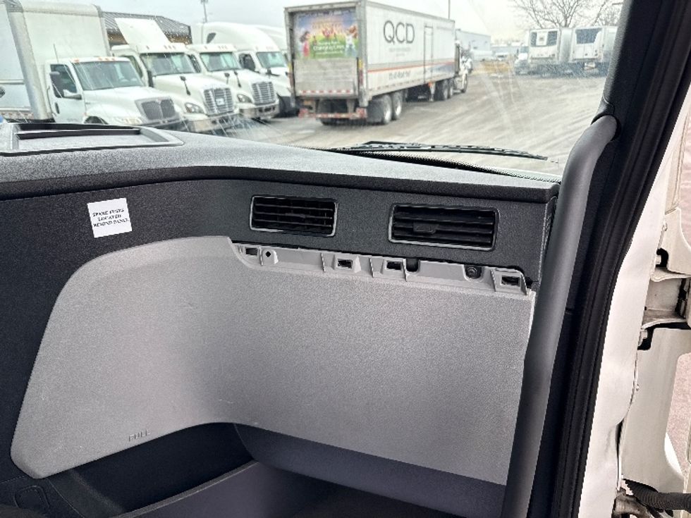 Day Cab Tractor-Heavy Duty Tractors-Freightliner-2020-T12664ST-East Chicago-IN-357,556\n\t\tmiles-$ 51,000 - Image 13