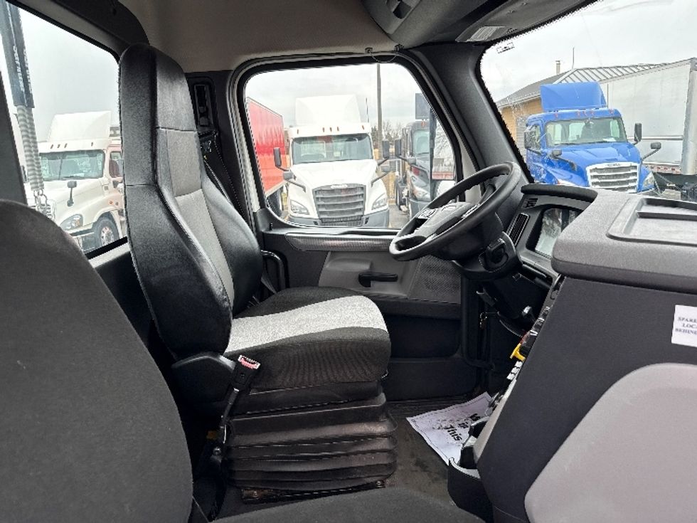 Day Cab Tractor-Heavy Duty Tractors-Freightliner-2020-T12664ST-East Chicago-IN-357,556\n\t\tmiles-$ 51,000 - Image 14