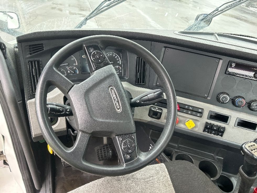 Day Cab Tractor-Heavy Duty Tractors-Freightliner-2020-T12664ST-East Chicago-IN-371,316\n\t\tmiles-$ 45,000 - Image 11