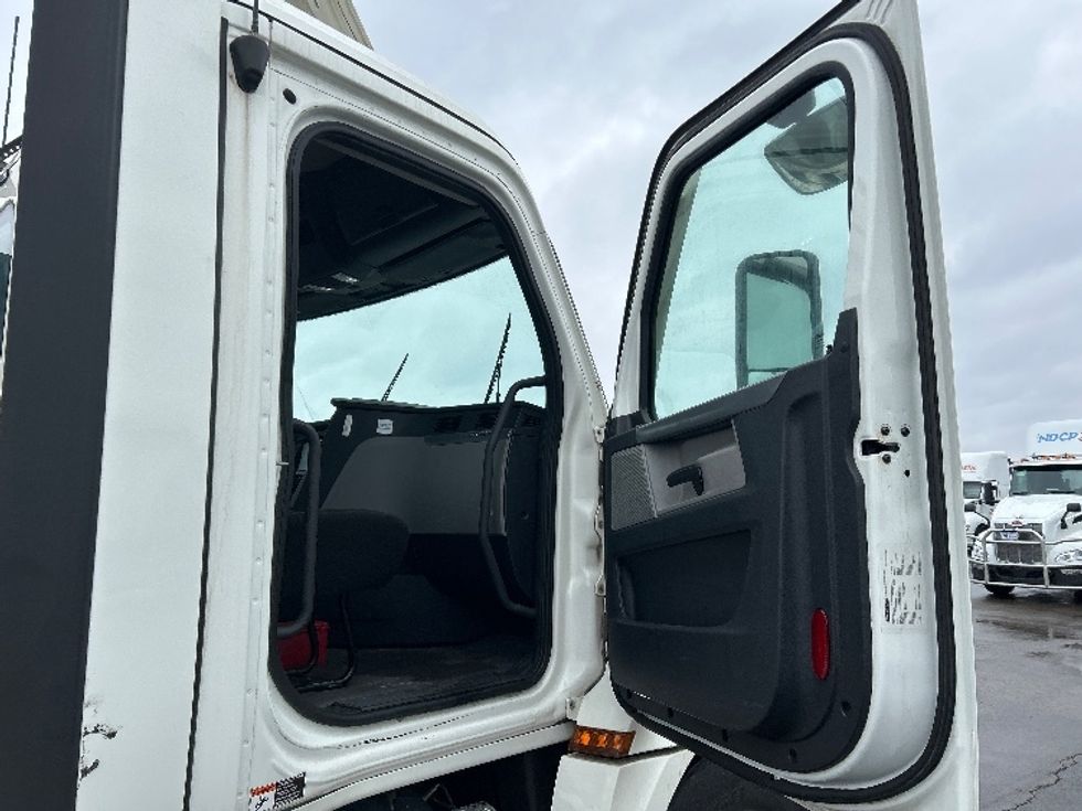 Day Cab Tractor-Heavy Duty Tractors-Freightliner-2020-T12664ST-East Chicago-IN-371,316\n\t\tmiles-$ 45,000 - Image 12