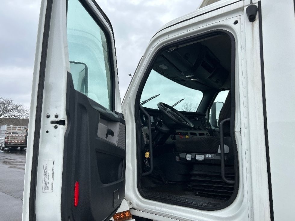 Day Cab Tractor-Heavy Duty Tractors-Freightliner-2020-T12664ST-East Chicago-IN-371,316\n\t\tmiles-$ 45,000 - Image 9