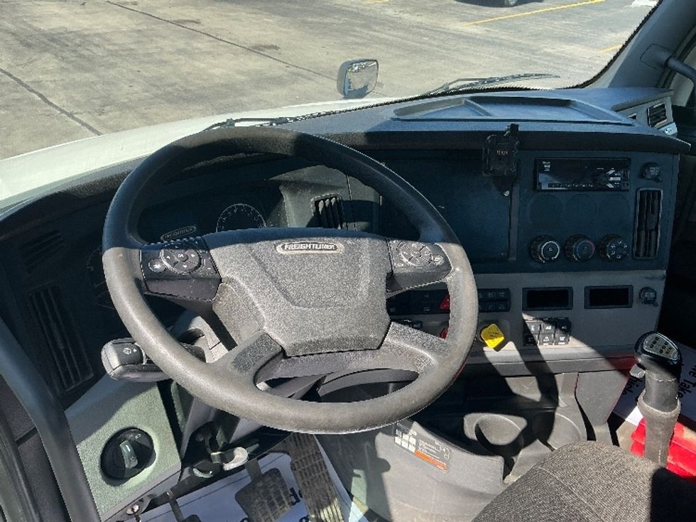 Day Cab Tractor-Heavy Duty Tractors-Freightliner-2020-T12664ST-East Chicago-IN-374,015\n\t\tmiles-$ 45,250 - Image 10