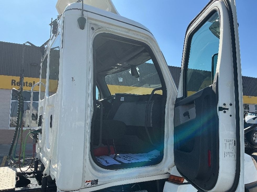 Day Cab Tractor-Heavy Duty Tractors-Freightliner-2020-T12664ST-East Chicago-IN-374,015\n\t\tmiles-$ 45,250 - Image 12