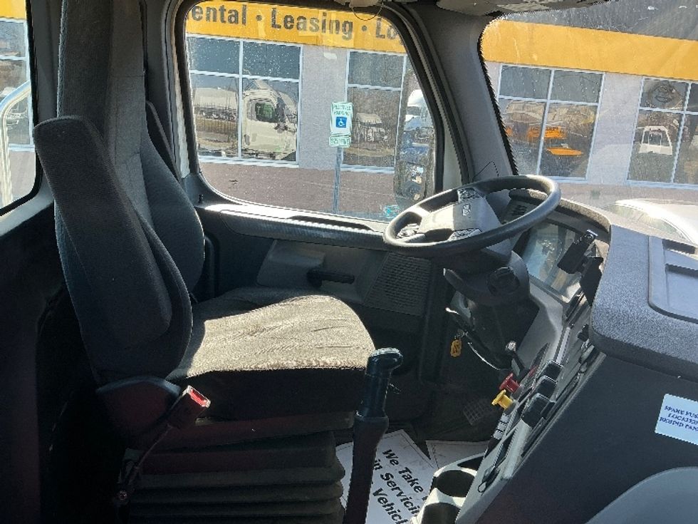 Day Cab Tractor-Heavy Duty Tractors-Freightliner-2020-T12664ST-East Chicago-IN-374,015\n\t\tmiles-$ 45,250 - Image 14