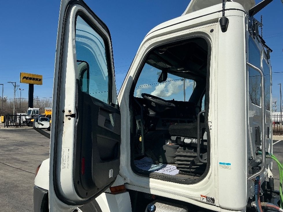 Day Cab Tractor-Heavy Duty Tractors-Freightliner-2020-T12664ST-East Chicago-IN-374,015\n\t\tmiles-$ 45,250 - Image 9