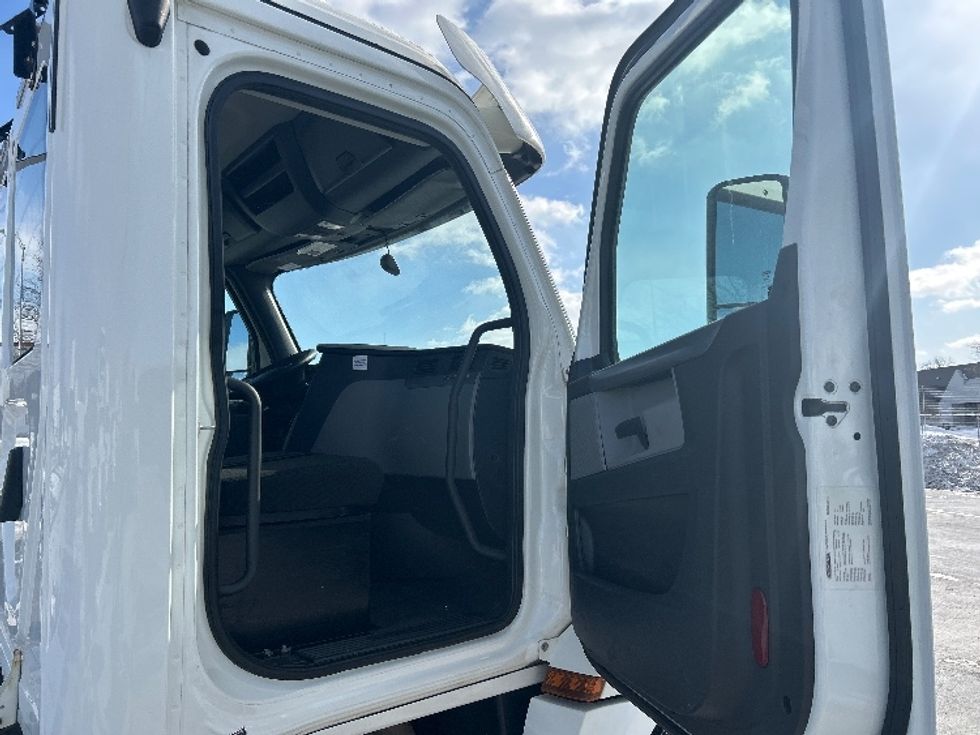 Day Cab Tractor-Heavy Duty Tractors-Freightliner-2020-T12664ST-East Chicago-IN-398,722\n\t\tmiles-$ 48,750 - Image 12