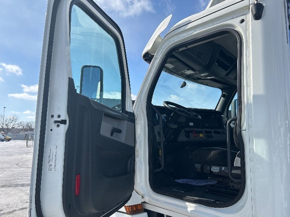 Day Cab Tractor-Heavy Duty Tractors-Freightliner-2020-T12664ST-East Chicago-IN-398,722\n\t\tmiles-$ 48,750 - Image 9