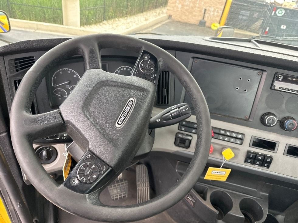 Day Cab Tractor-Heavy Duty Tractors-Freightliner-2020-T12664ST-East Chicago-IN-412,348\n\t\tmiles-$ 53,000 - Image 11