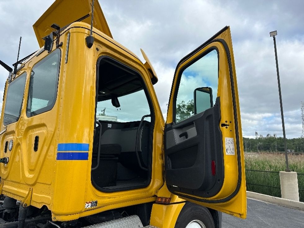 Day Cab Tractor-Heavy Duty Tractors-Freightliner-2020-T12664ST-East Chicago-IN-412,348\n\t\tmiles-$ 53,000 - Image 12
