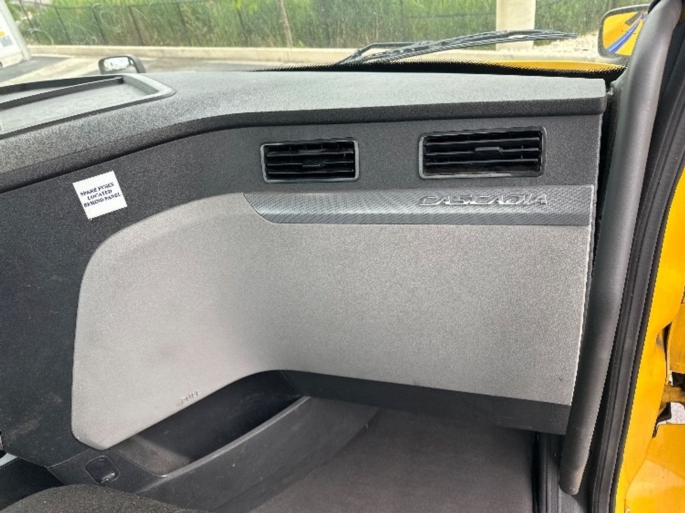 Day Cab Tractor-Heavy Duty Tractors-Freightliner-2020-T12664ST-East Chicago-IN-412,348\n\t\tmiles-$ 53,000 - Image 13