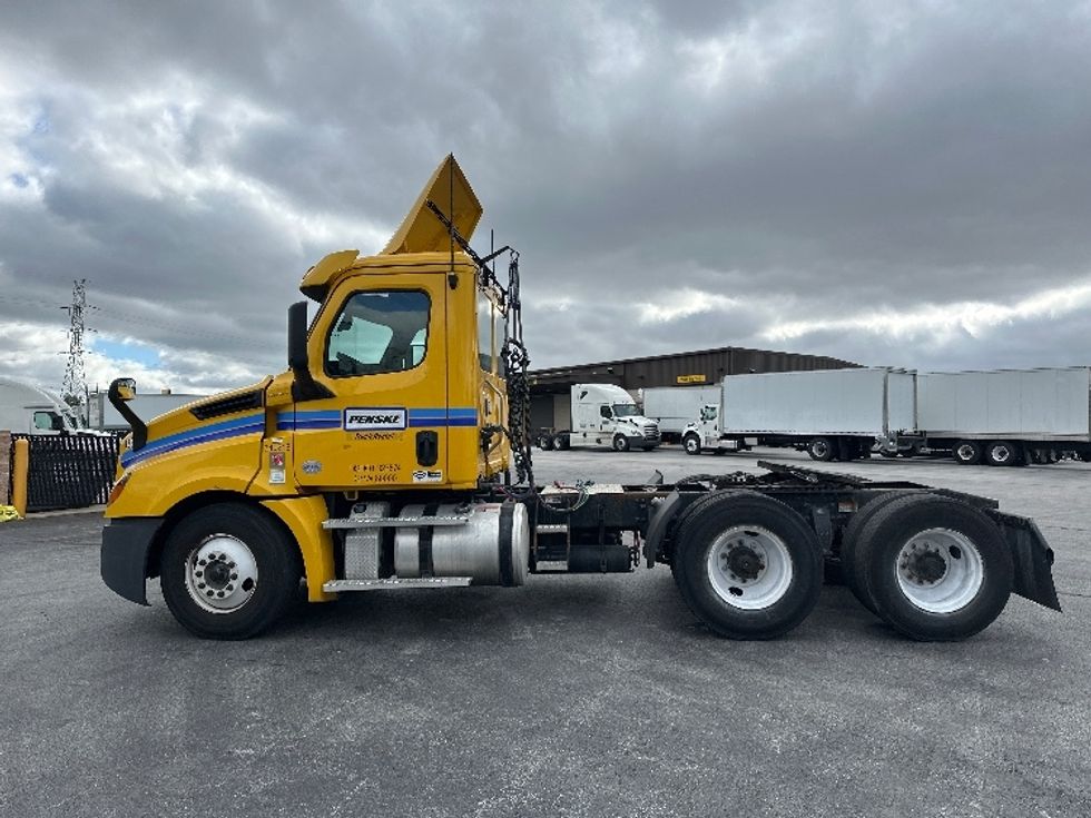 Day Cab Tractor-Heavy Duty Tractors-Freightliner-2020-T12664ST-East Chicago-IN-412,348\n\t\tmiles-$ 53,000 - Image 4