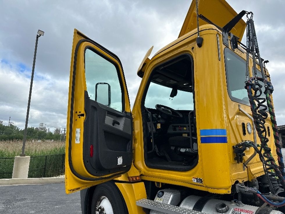 Day Cab Tractor-Heavy Duty Tractors-Freightliner-2020-T12664ST-East Chicago-IN-412,348\n\t\tmiles-$ 53,000 - Image 9