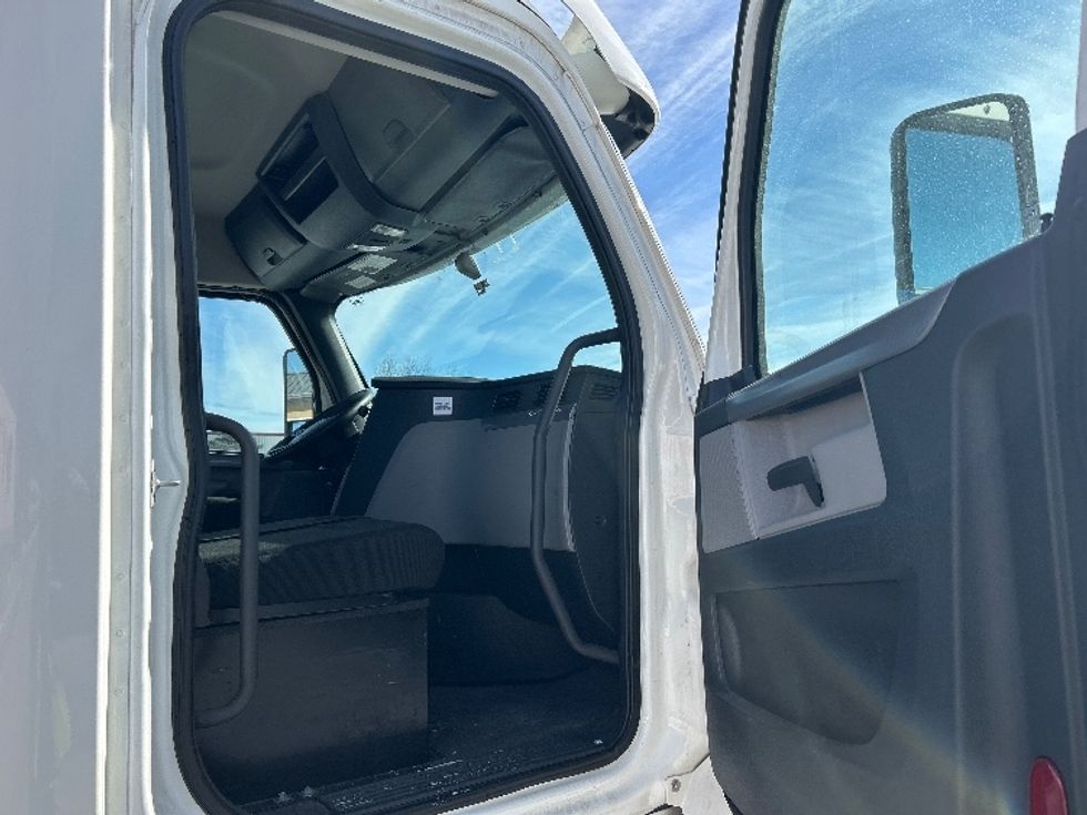 Day Cab Tractor-Heavy Duty Tractors-Freightliner-2020-T12664ST-East Chicago-IN-419,733\n\t\tmiles-$ 47,750 - Image 12