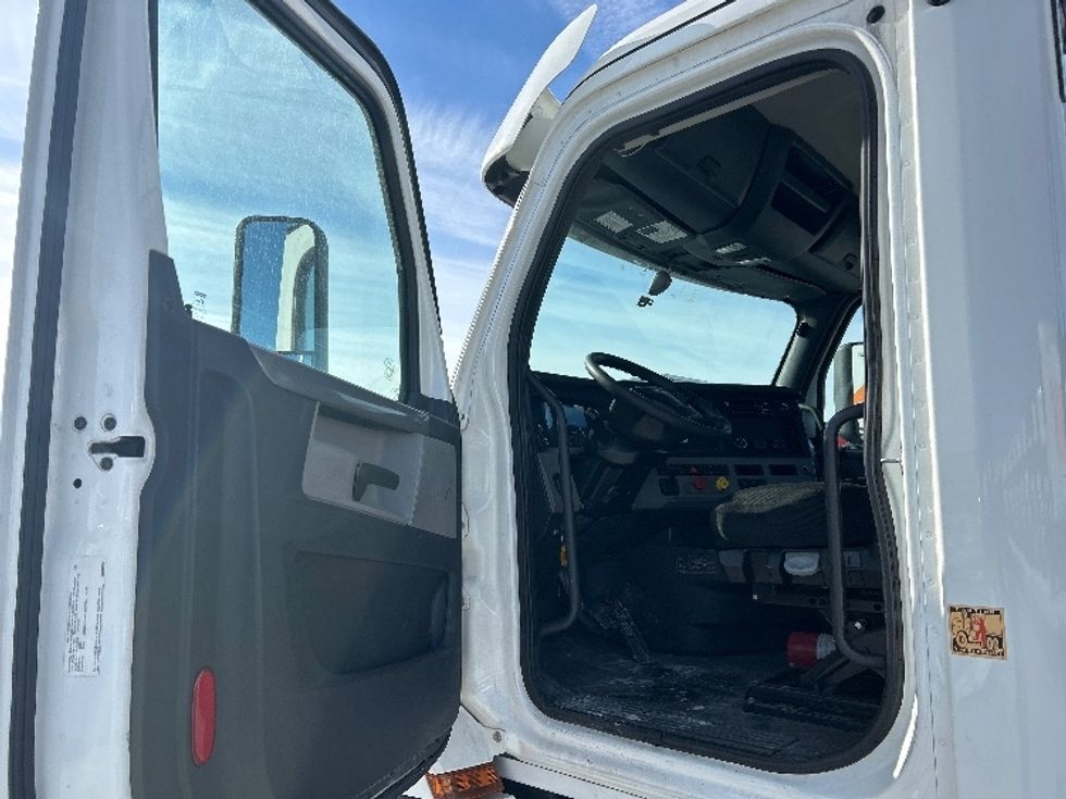 Day Cab Tractor-Heavy Duty Tractors-Freightliner-2020-T12664ST-East Chicago-IN-419,733\n\t\tmiles-$ 47,750 - Image 9