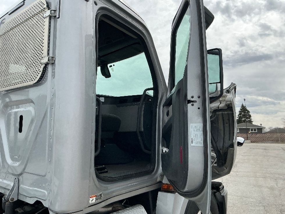 Day Cab Tractor-Heavy Duty Tractors-Freightliner-2020-T12664ST-East Chicago-IN-430,883\n\t\tmiles-$ 44,000 - Image 12