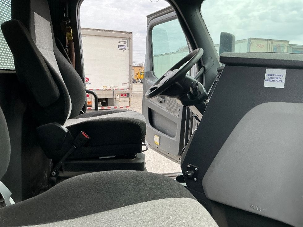 Day Cab Tractor-Heavy Duty Tractors-Freightliner-2020-T12664ST-East Chicago-IN-430,883\n\t\tmiles-$ 44,000 - Image 14