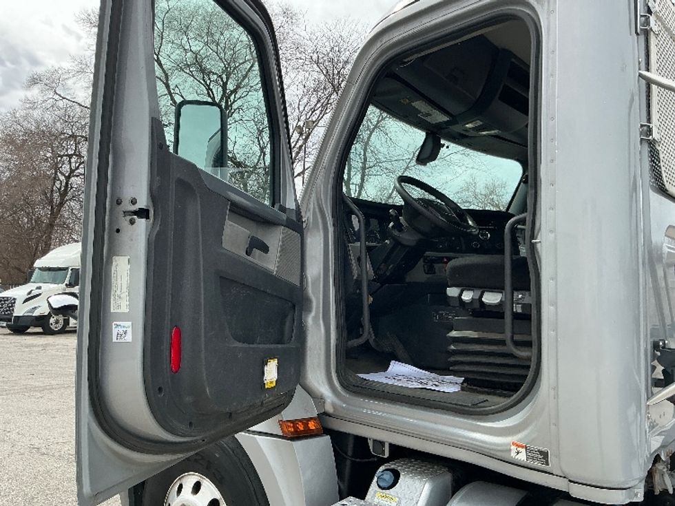 Day Cab Tractor-Heavy Duty Tractors-Freightliner-2020-T12664ST-East Chicago-IN-430,883\n\t\tmiles-$ 44,000 - Image 9