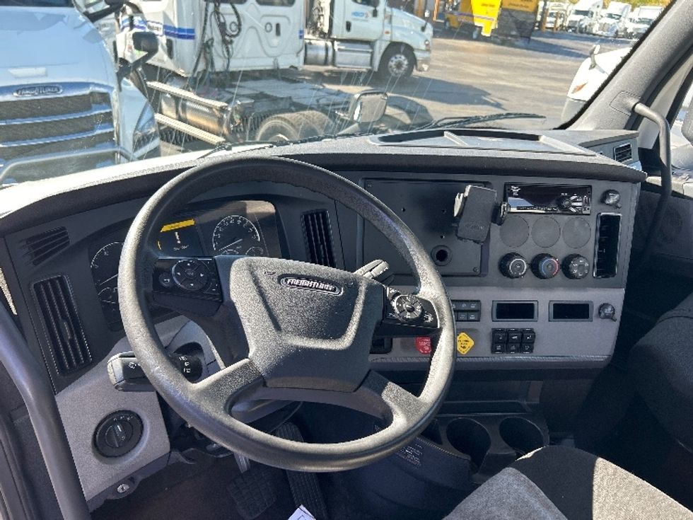 Day Cab Tractor-Heavy Duty Tractors-Freightliner-2020-T12664ST-East Chicago-IN-433,046\n\t\tmiles-$ 59,000 - Image 10