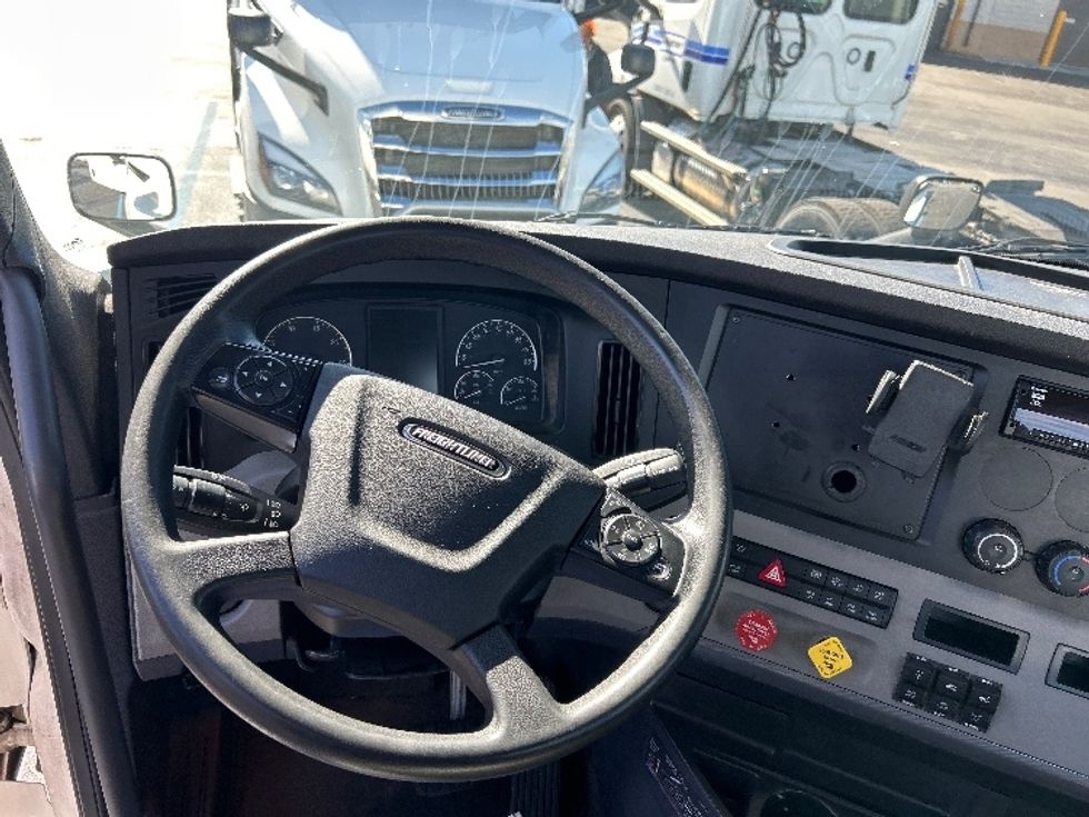 Day Cab Tractor-Heavy Duty Tractors-Freightliner-2020-T12664ST-East Chicago-IN-433,046\n\t\tmiles-$ 59,000 - Image 11