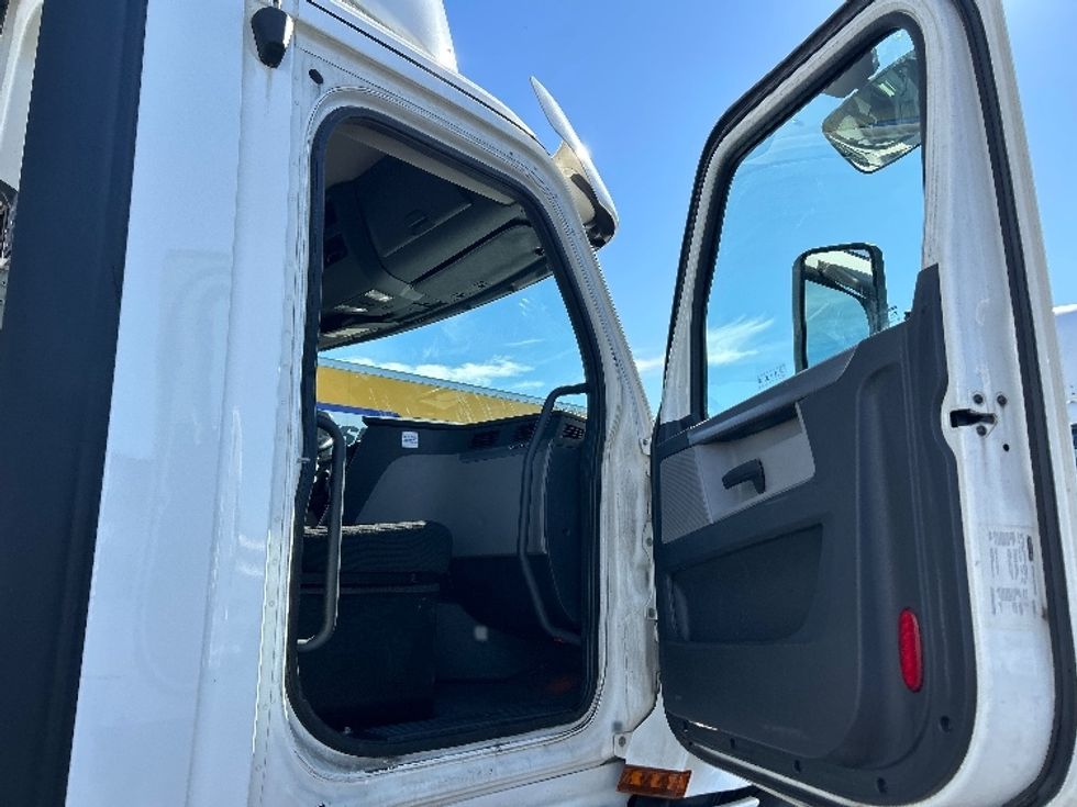 Day Cab Tractor-Heavy Duty Tractors-Freightliner-2020-T12664ST-East Chicago-IN-433,046\n\t\tmiles-$ 59,000 - Image 12