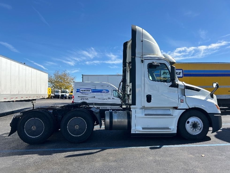Day Cab Tractor-Heavy Duty Tractors-Freightliner-2020-T12664ST-East Chicago-IN-433,046\n\t\tmiles-$ 59,000 - Image 8