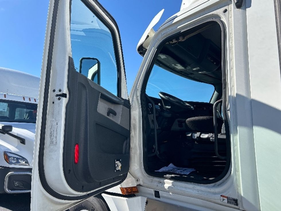 Day Cab Tractor-Heavy Duty Tractors-Freightliner-2020-T12664ST-East Chicago-IN-433,046\n\t\tmiles-$ 59,000 - Image 9