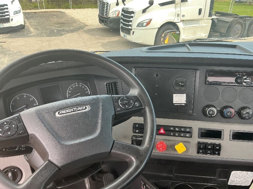 Day Cab Tractor-Heavy Duty Tractors-Freightliner-2020-T12664ST-East Chicago-IN-442,931\n\t\tmiles-$ 45,500 - Image 11