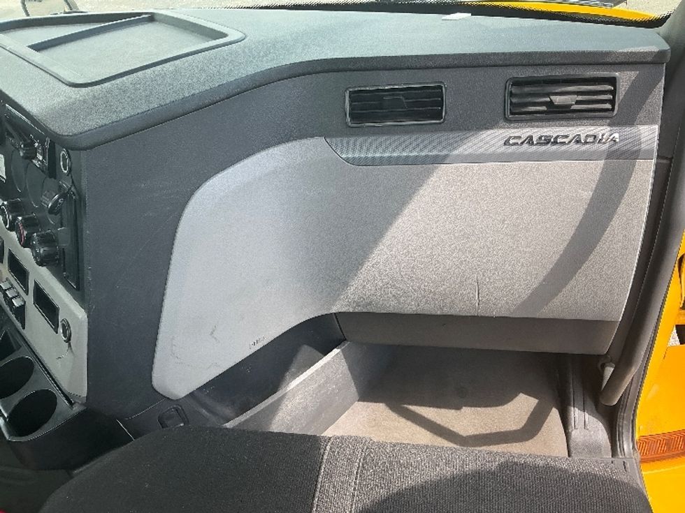 Day Cab Tractor-Heavy Duty Tractors-Freightliner-2020-T12664ST-East Chicago-IN-442,931\n\t\tmiles-$ 45,500 - Image 13