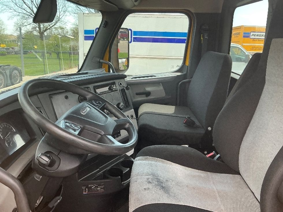 Day Cab Tractor-Heavy Duty Tractors-Freightliner-2020-T12664ST-East Chicago-IN-442,931\n\t\tmiles-$ 45,500 - Image 9