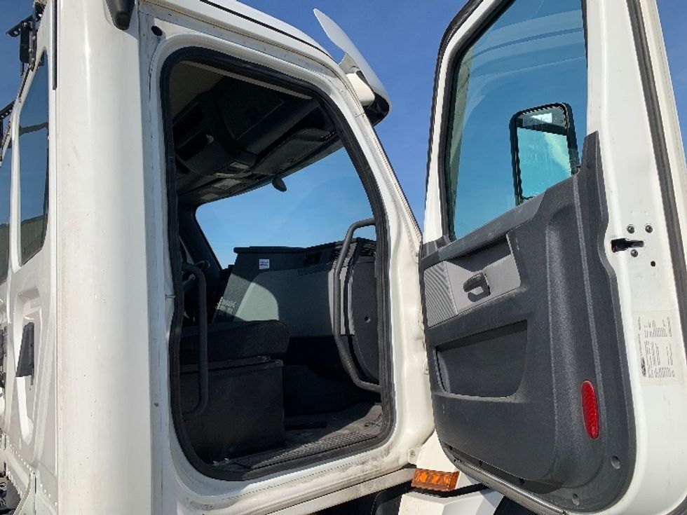Day Cab Tractor-Heavy Duty Tractors-Freightliner-2020-T12664ST-East Liberty-OH-475,384\n\t\tmiles-$ 16,000 - Image 10