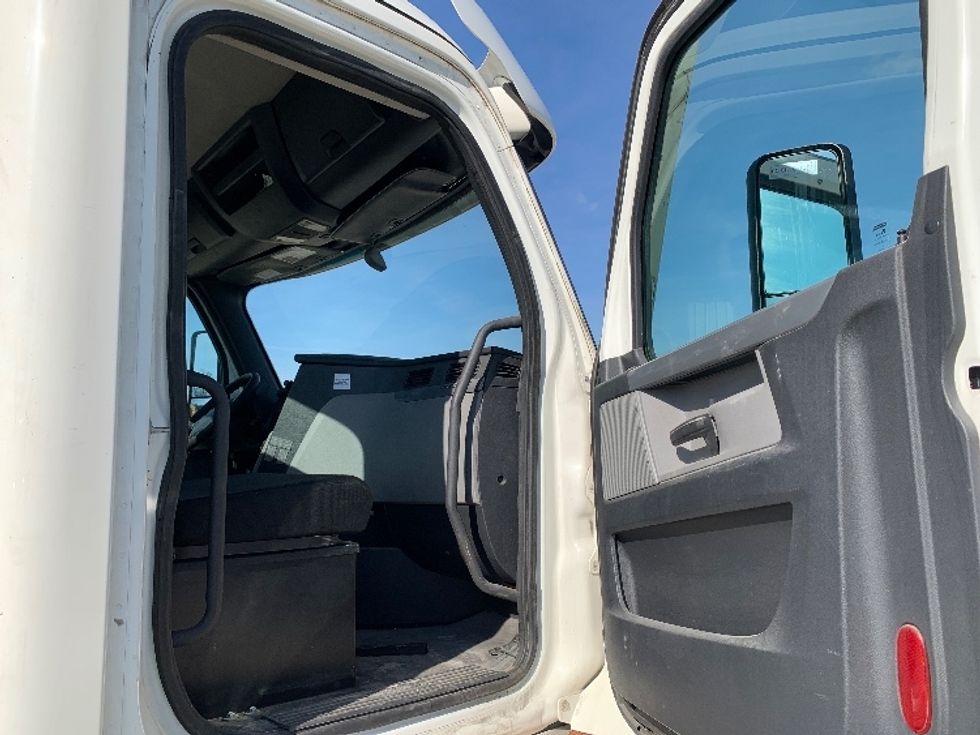 Day Cab Tractor-Heavy Duty Tractors-Freightliner-2020-T12664ST-East Liberty-OH-475,384\n\t\tmiles-$ 16,000 - Image 12