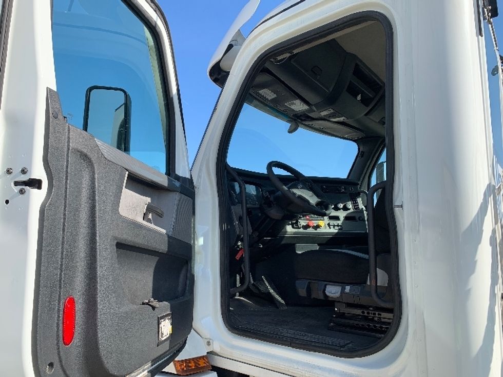 Day Cab Tractor-Heavy Duty Tractors-Freightliner-2020-T12664ST-East Liberty-OH-475,384\n\t\tmiles-$ 16,000 - Image 9