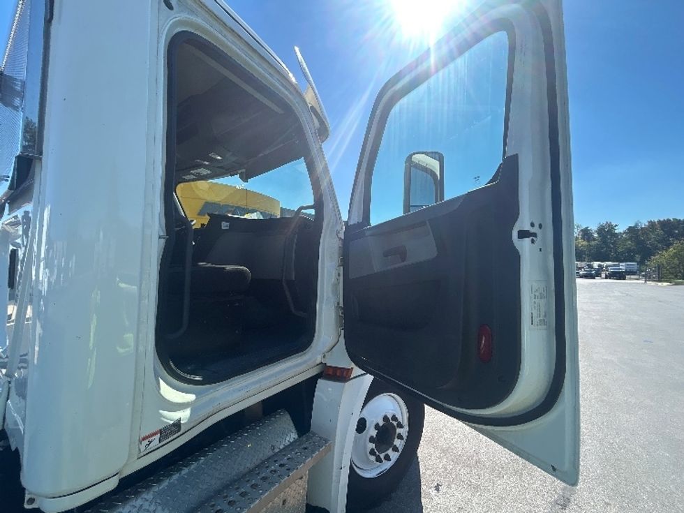 Day Cab Tractor-Heavy Duty Tractors-Freightliner-2020-T12664ST-Eden-MD-185,299\n\t\tmiles-$ 62,750 - Image 12