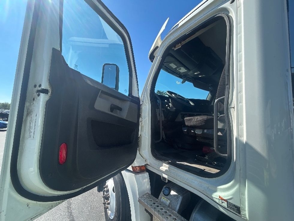 Day Cab Tractor-Heavy Duty Tractors-Freightliner-2020-T12664ST-Eden-MD-185,299\n\t\tmiles-$ 62,750 - Image 9